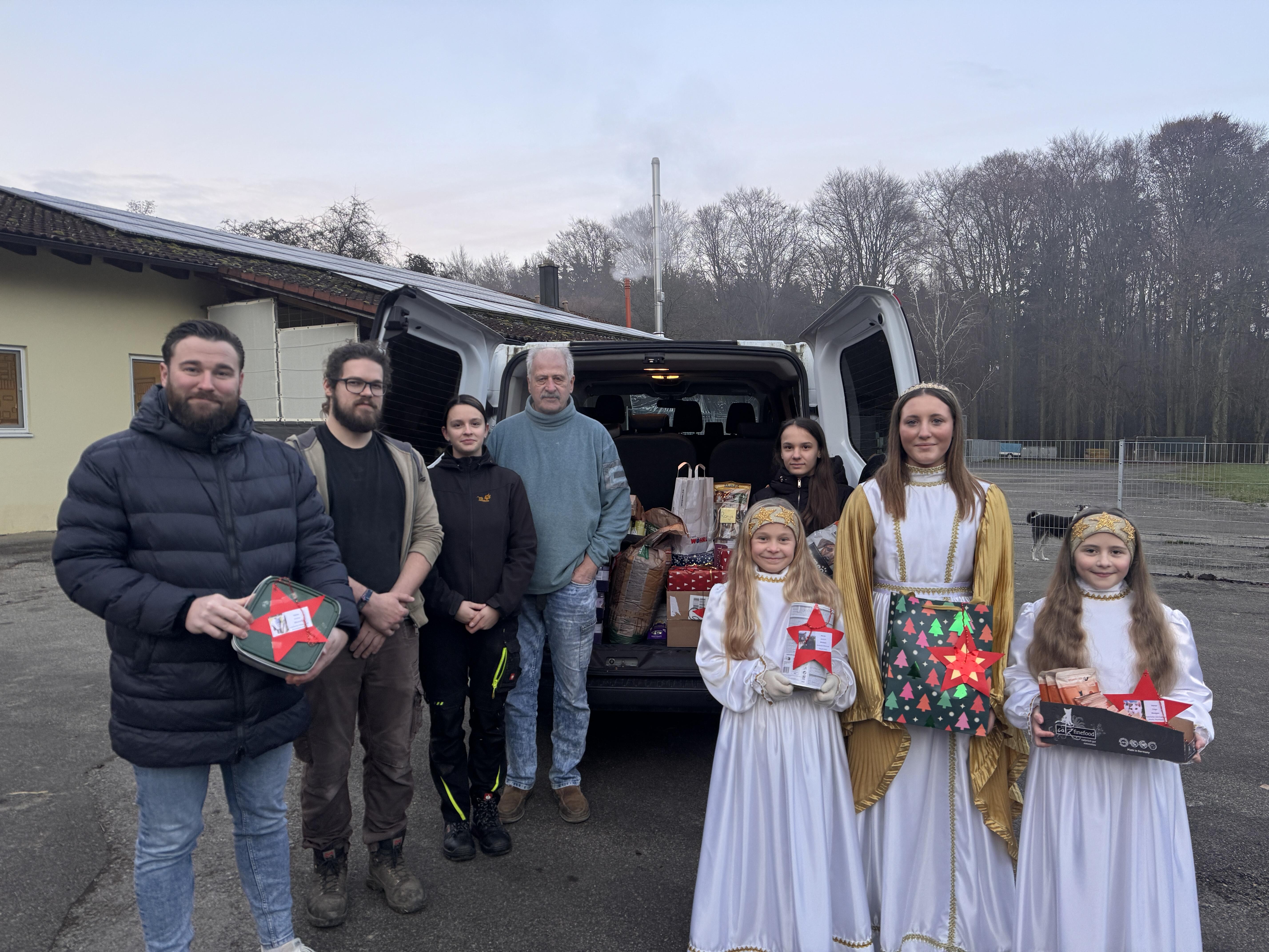 geschenkuebergabe-beim-neuburger-tierheim