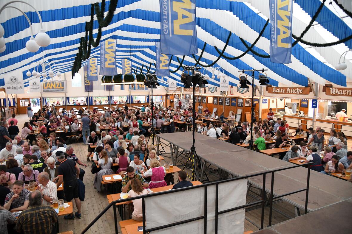 neuburger-volksfest-zelt_dominik-weiss-kopie